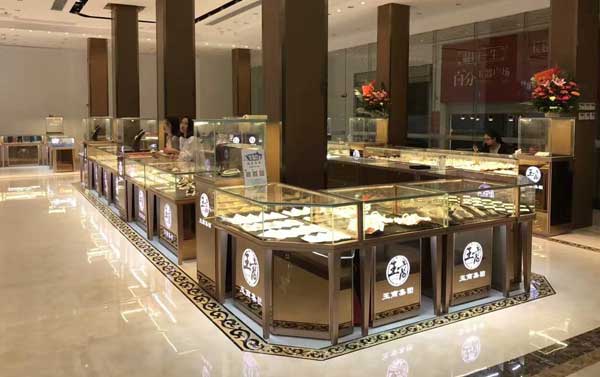 定制珠寶展示柜必須避免的兩個(gè)問題