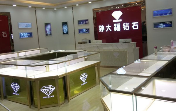 玻璃鉆石珠寶展示柜哪個廠家更專業(yè)？